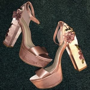 Blush pink platform heel with 3D effect details